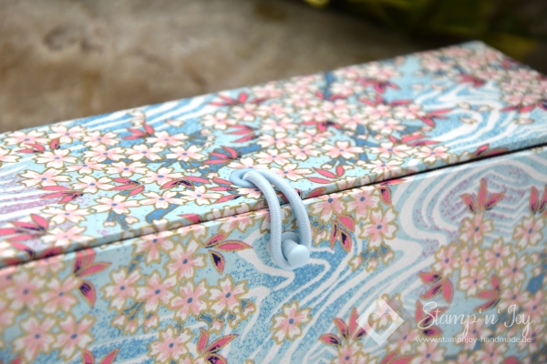 Dreiecks-Klappschachtel ca. 19,0x6,3x6,3cm (Size S) | Einband Japanpapier Chiyogami Kirschblüten floral | hellblau rosa | Art. Nr. 97040509